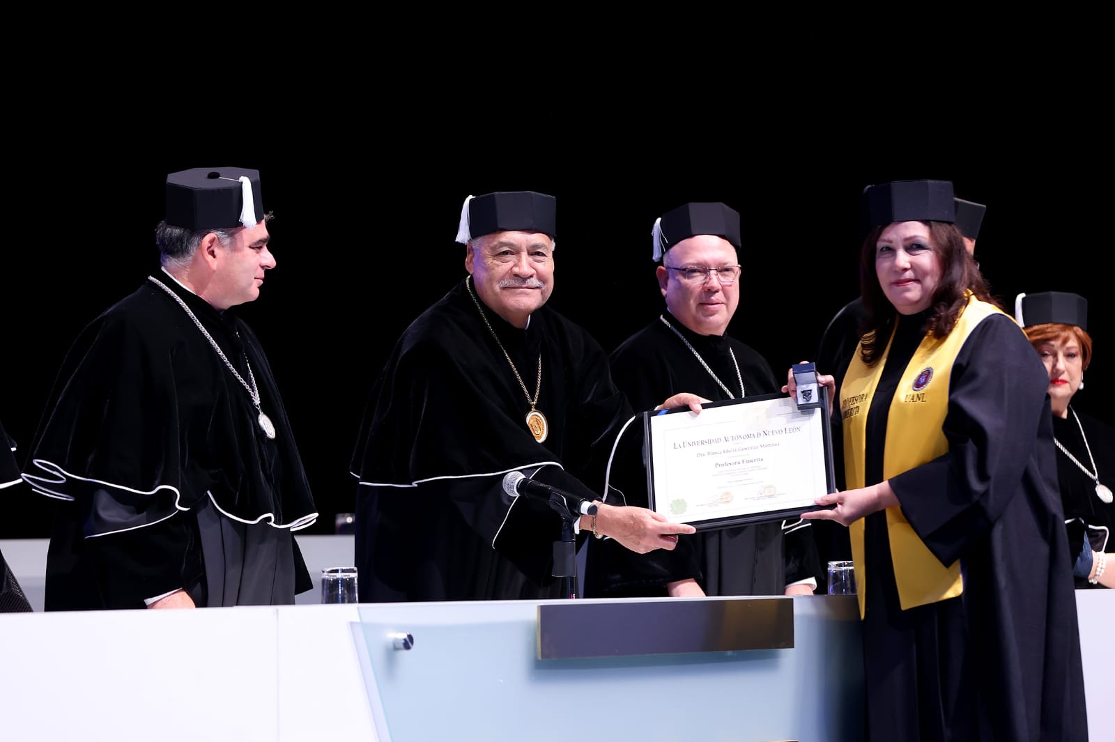 Distinguen a Dra. Blanca Edelia González Martínez como Profesor Emérito de la UANL
