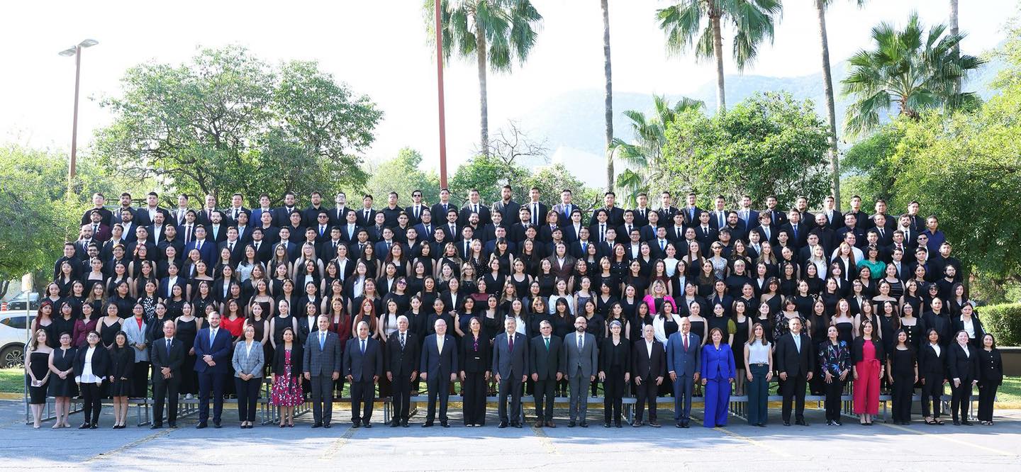 Distinguen por su Desempeño en el EGEL a nueve egresadas de la FaSPyN